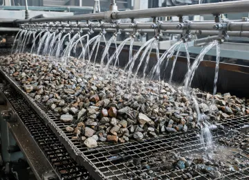 Vibrating screen deck with spray bars